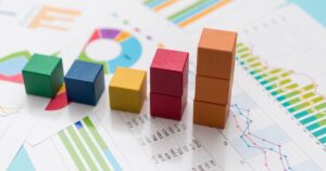 インデックスファンドとアクティブファンドは運用の考え方や手数料に違いがあります